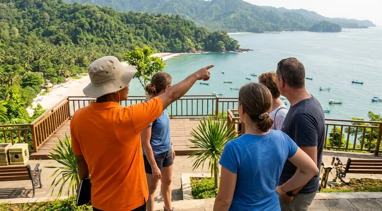Pemandu lokal Limas Pangandaran menjelaskan destinasi kepada wisatawan